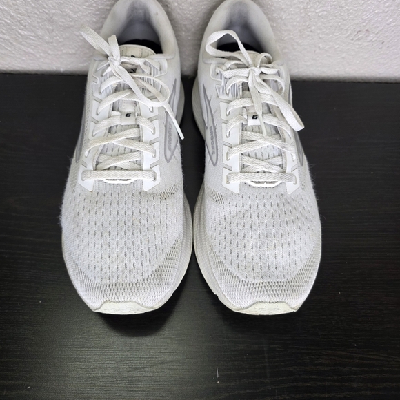 Brooks Levitate 6 Wht Oyster/Mushroom Grey Running Shoe 1103951D-126 Men10 Med D main image 9